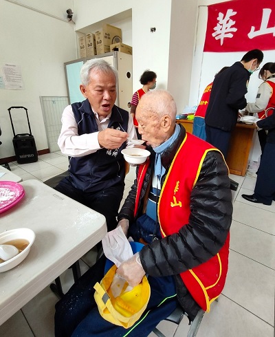 冬至前夕送暖　前鎮區長攜手華山千歲團搓幸福湯圓1